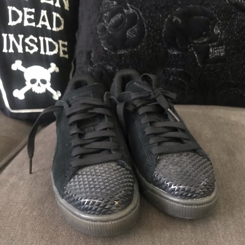 Black size 7 to 7.5 Puma shoes. Toes have pointy spikes on them.